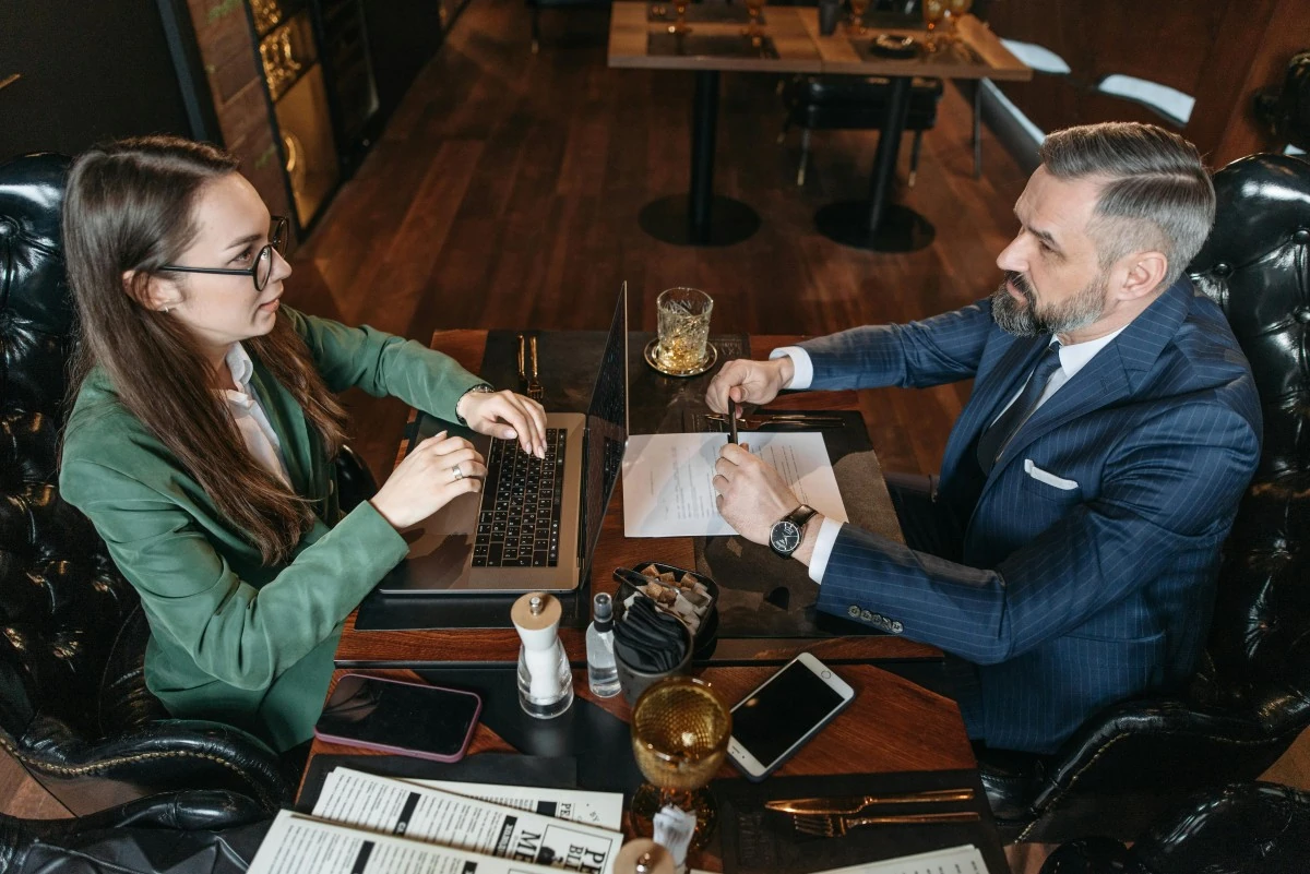 biznismeni vode razgovor